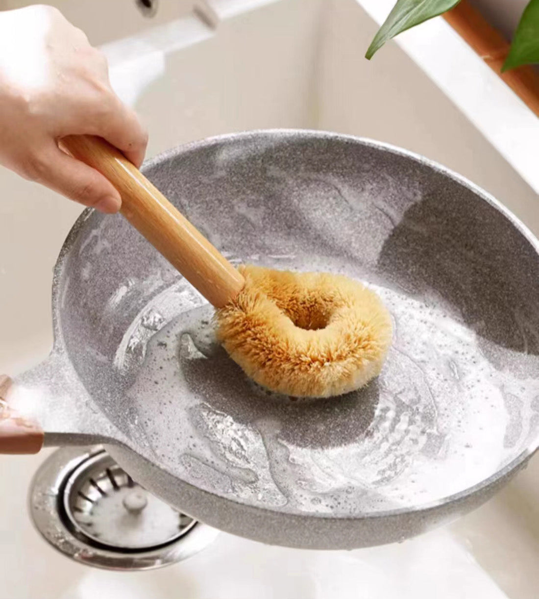 Why Natural Coconut Fiber Cleaning Brushes Are the Eco-Friendly Choice for Your Home